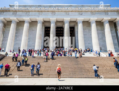 Viele Leute auf den Stufen des Lincoln Memorial in Washington, DC, USA. Stockfoto