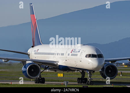 Richmond, British Columbia, Kanada. 10 Okt, 2019. Ein Delta Air Lines Boeing757-200 (N 664 DN) Single-Aisle-Jet Airliner auf der Rollbahn am Internationalen Flughafen von Vancouver. Credit: bayne Stanley/ZUMA Draht/Alamy leben Nachrichten Stockfoto