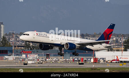 Richmond, British Columbia, Kanada. 10 Okt, 2019. Ein Delta Air Lines Boeing757-200 (N 664 DN) Single-Aisle-Jet Airliner landet auf Vancouver International Airport. Credit: bayne Stanley/ZUMA Draht/Alamy leben Nachrichten Stockfoto