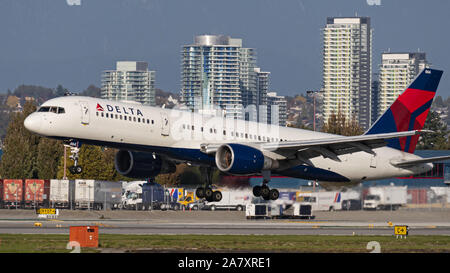 Richmond, British Columbia, Kanada. 10 Okt, 2019. Ein Delta Air Lines Boeing757-200 (N 664 DN) Single-Aisle-Jet Airliner landet auf Vancouver International Airport. Credit: bayne Stanley/ZUMA Draht/Alamy leben Nachrichten Stockfoto