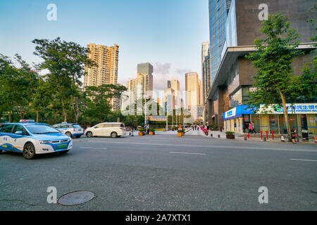 SHENZHEN, China - April 09, 2019: Shenzhen urbanen Landschaft in den Abend. Stockfoto