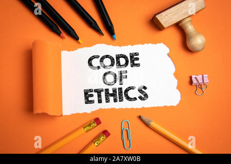 Code of Ethics. Verantwortlichkeit, Prinzipien, Integrität und Werte. Unter zerrissenes Papier Text Stockfoto