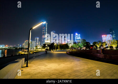 SHENZHEN, China - April 09, 2019: Shenzhen urbane Landschaft in der Nacht. Stockfoto