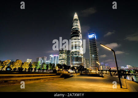 SHENZHEN, China - April 09, 2019: Blick auf China Resources Shenzhen Bay bei Nacht. Stockfoto