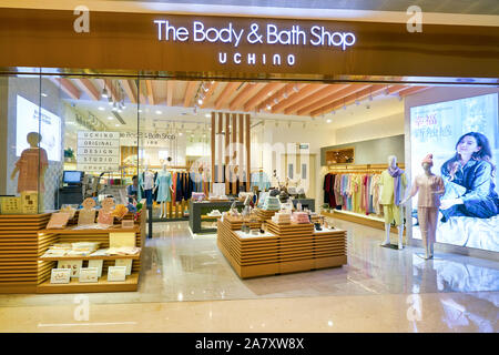SHENZHEN, China - April 15, 2019: waren auf Anzeige an der Karosserie & Bad Shop in MixC Shenzhen Bay Shopping Mall. Stockfoto