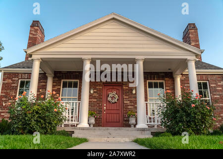 Fassade eines modernen Haus mit Säulen Stockfoto