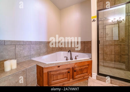 Einrichtung eines modernen Badezimmer mit Eckbadewanne Stockfoto