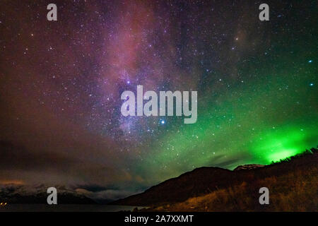 Milchstrasse und Nordlicht, Northern Light und Milchstraße, Sterne im Himmel, Nordnorwegen, Troms, Tromsö, Stockfoto