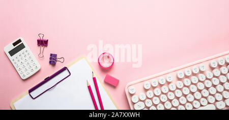 Weibliche Büro Schreibtisch. Computer, Tastatur und Schreibwaren gegen rosa Hintergrund, kopieren Raum Stockfoto