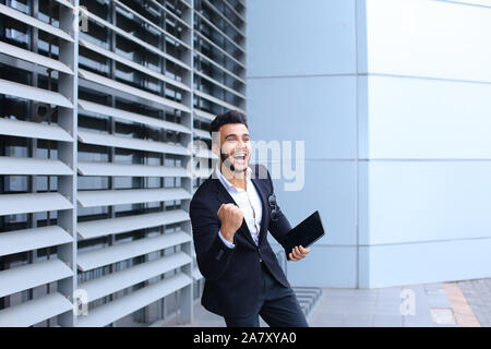 Junge arabische Mann zeigen, zeigt ja Business Center Stockfoto