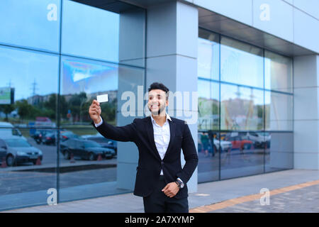 Junge arabische Mann zeigen zeigt Karte business center Stockfoto
