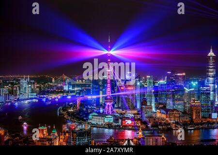 Peking, China. 18 Sep, 2019. Luftbild vom Sept. 18, 2019 zeigt die Nacht Blick auf den Huangpu River in Shanghai, China. Die zweite China International Import Expo (CIIE) ist geplant vom 5. bis 10. November in Shanghai laufen zu lassen. Quelle: Ren Long/Xinhua/Alamy leben Nachrichten Stockfoto