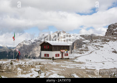 Rifugio Locatelli, Schutzhütte, innerhalb der Drei Zinnen (Tre Cime di Lavaredo) natürlichen Park, Teil der UNESCO Stockfoto