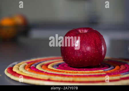 Red appel in Kichen Stockfoto