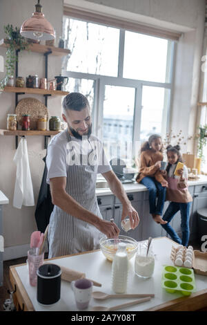 Einzelnen Vater genießt die Zeit in der Küche beim Kochen pie Stockfoto