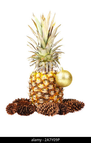 Weihnachten Ananas mit weißem Hintergrund. Ananas ist mit einem Weihnachten Spielzeug unter dem Weihnachtsbaum Kegel eingerichtet. Kopieren Sie Platz. Stockfoto