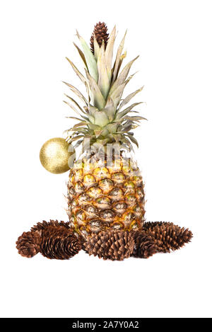 Weihnachten Ananas mit weißem Hintergrund. Ananas ist mit einem Weihnachtsbaum Spielzeug und Weihnachtsbaum Kegel eingerichtet. Kopieren Sie Platz. Stockfoto