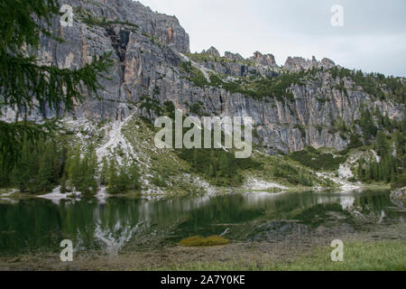 "Lago Federa' (See Federa), ein schöner See, serrounded von Bergen, in den italienischen Dolomiten, in der Nähe von Cortina d'Ampezzo Stockfoto