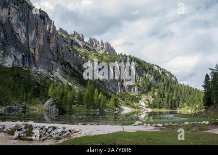 "Lago Federa' (See Federa), ein schöner See, serrounded von Bergen, in den italienischen Dolomiten, in der Nähe von Cortina d'Ampezzo Stockfoto