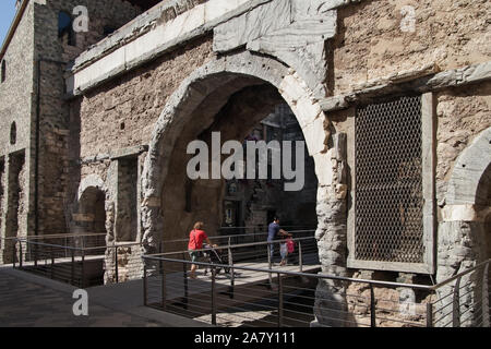 Italien, Aosta - 8. JULI: Ist Region Aosta in den italienischen Alpen. Blick auf die Porta Pretoria Was ist der östlichen Eingang der römischen Stadt von Augu Stockfoto