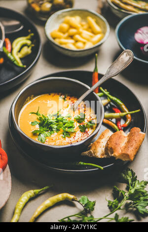Türkische Linsensuppe Mercimek mit Petersilie in schwarz Schüssel Stockfoto