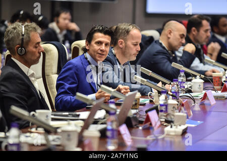 Peking, China. 5 Nov, 2019. Christophe Most (2 l), Olympische Spiele, Executive Director des Internationalen Olympischen Komitees (IOC), spricht während der IOC-IPC-Peking 2022 Project Review in Peking, der Hauptstadt von China, Nov. 5, 2019. Credit: Peng Ziyang/Xinhua/Alamy leben Nachrichten Stockfoto