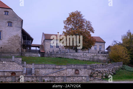 Altes Schloss im Herbst mit alten Eiche Stockfoto