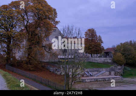 Altes Schloss im Herbst mit alten Eiche Stockfoto