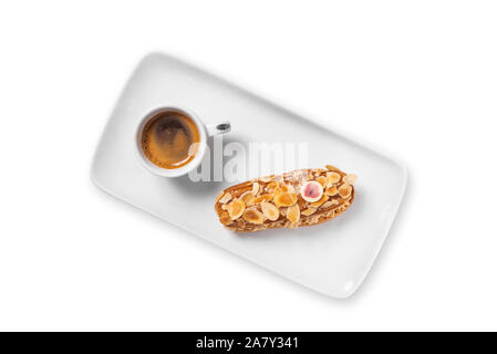 Französische dessert Eclair mit Kaffee auf weißem Hintergrund. Stockfoto