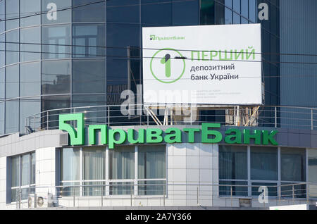 KHARKOV, UKRAINE - Oktober 20, 2019: PrivatBank Hauptgebäude in Charkow, Stadt. Privat Bank ist die größte Bank in der Ukraine Stockfoto