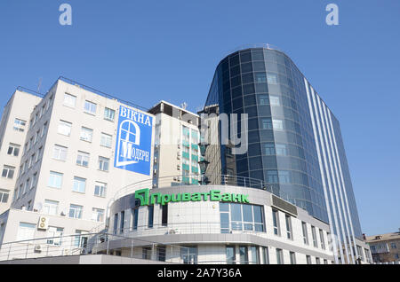 KHARKOV, UKRAINE - Oktober 20, 2019: PrivatBank Hauptgebäude in Charkow, Stadt. Privat Bank ist die größte Bank in der Ukraine Stockfoto