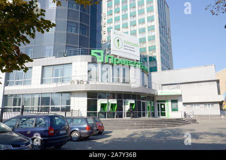 KHARKOV, UKRAINE - Oktober 20, 2019: PrivatBank Hauptgebäude in Charkow, Stadt. Privat Bank ist die größte Bank in der Ukraine Stockfoto