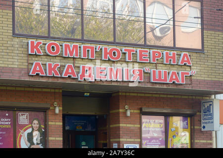 KHARKOV, UKRAINE - Oktober 20, 2019: Fassade und Logo der Itstep oder Shag computer Akademie im Freien in Charkow, Stadt Stockfoto