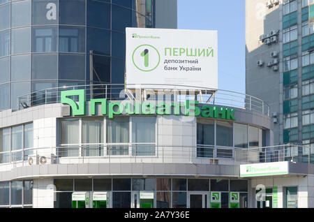 KHARKOV, UKRAINE - Oktober 20, 2019: PrivatBank Hauptgebäude in Charkow, Stadt. Privat Bank ist die größte Bank in der Ukraine Stockfoto