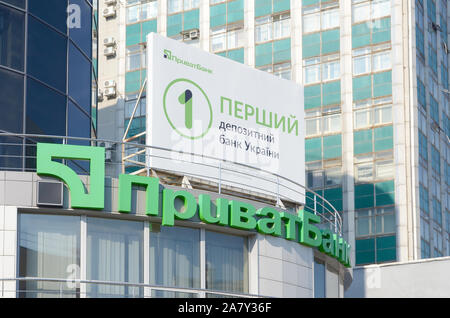 KHARKOV, UKRAINE - Oktober 20, 2019: PrivatBank Hauptgebäude in Charkow, Stadt. Privat Bank ist die größte Bank in der Ukraine Stockfoto