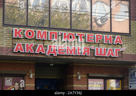 KHARKOV, UKRAINE - Oktober 20, 2019: Fassade und Logo der Itstep oder Shag computer Akademie im Freien in Charkow, Stadt Stockfoto