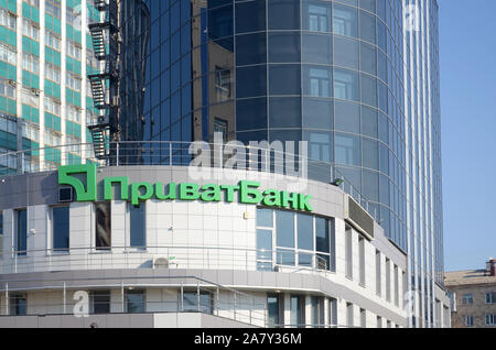 KHARKOV, UKRAINE - Oktober 20, 2019: PrivatBank Gebäude in Charkow, Stadt. Privat Bank ist die größte Bank in der Ukraine Stockfoto