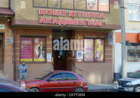 KHARKOV, UKRAINE - Oktober 20, 2019: Fassade und Logo der Itstep oder Shag computer Akademie im Freien in Charkow, Stadt Stockfoto