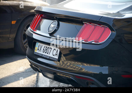 KHARKOV, UKRAINE - Oktober 20, 2019: Schwarz 2015 Ford Mustang 50 Jahre Limited Edition Rückansicht Stockfoto