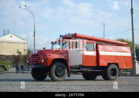 KHARKOV, UKRAINE - Oktober 25, 2019: Feuerwehr Lkw von post-sowjetischen Ära Parks auf dem Platz der Freiheit in Charkiw Stockfoto