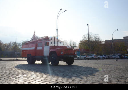 KHARKOV, UKRAINE - Oktober 25, 2019: Feuerwehr Lkw von post-sowjetischen Ära Parks auf dem Platz der Freiheit in Charkiw Stockfoto