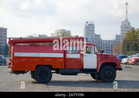 KHARKOV, UKRAINE - Oktober 25, 2019: Feuerwehr Lkw von post-sowjetischen Ära Parks auf dem Platz der Freiheit in Charkiw Stockfoto