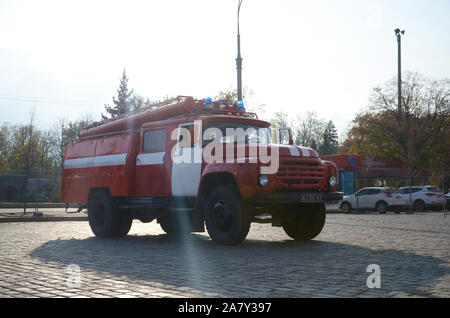 KHARKOV, UKRAINE - Oktober 25, 2019: Feuerwehr Lkw von post-sowjetischen Ära Parks auf dem Platz der Freiheit in Charkiw Stockfoto