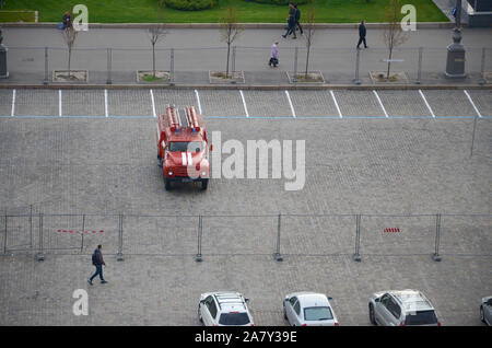 KHARKOV, UKRAINE - Oktober 25, 2019: Feuerwehr Lkw von post-sowjetischen Ära Parks auf dem Platz der Freiheit in Charkiw Stockfoto