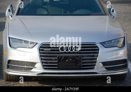 KHARKOV, UKRAINE - Oktober 20, 2019: Audi A6 quattro-Logo und Vorderansicht. Die Audi AG ist ein deutscher Automobilhersteller und Mitglied der Volkswagen Gro Stockfoto