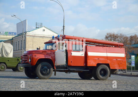 KHARKOV, UKRAINE - Oktober 25, 2019: Feuerwehr Lkw von post-sowjetischen Ära Parks auf dem Platz der Freiheit in Charkiw Stockfoto