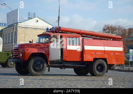 KHARKOV, UKRAINE - Oktober 25, 2019: Feuerwehr Lkw von post-sowjetischen Ära Parks auf dem Platz der Freiheit in Charkiw Stockfoto