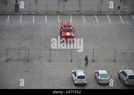 KHARKOV, UKRAINE - Oktober 25, 2019: Feuerwehr Lkw von post-sowjetischen Ära Parks auf dem Platz der Freiheit in Charkiw Stockfoto