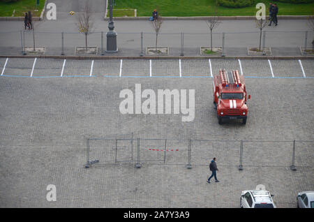 KHARKOV, UKRAINE - Oktober 25, 2019: Feuerwehr Lkw von post-sowjetischen Ära Parks auf dem Platz der Freiheit in Charkiw Stockfoto