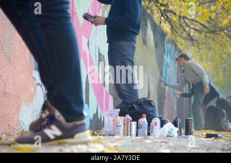 KHARKOV, UKRAINE - Oktober 19, 2019: Benutzte Sprühdosen für Graffiti malen nach vielen Malen Marken im Freien im Herbst treibt und Künstler in der Malerei Prozesssignalen Stockfoto